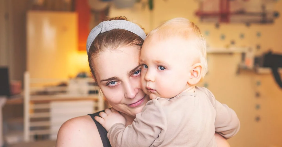 Mãe cansada acalmando o bebê no colo
