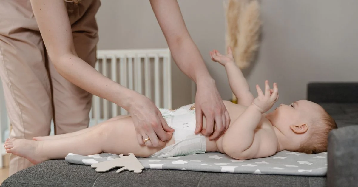 Bebê com diarreia sendo cuidado pela mãe