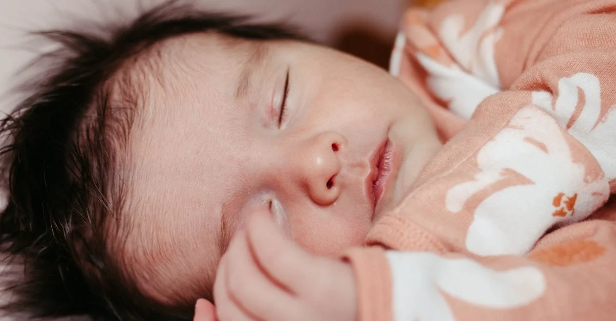 Mãe aliviando nariz entupido do bebê à noite