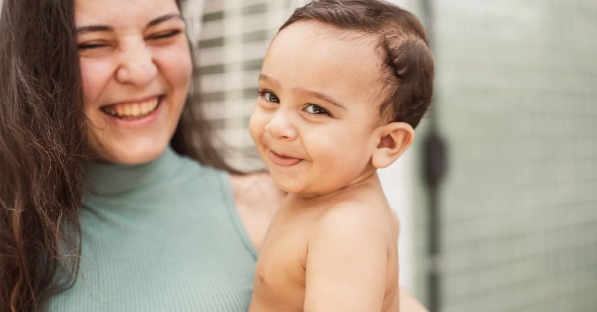 Bebê dando seus primeiros sons e palavras