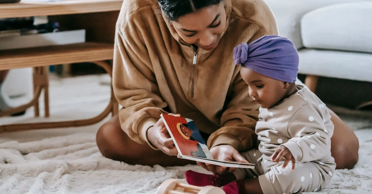 Mãe estimulando o desenvolvimento da fala do bebê