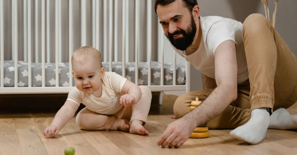 Bebê fazendo tummy time no tapete