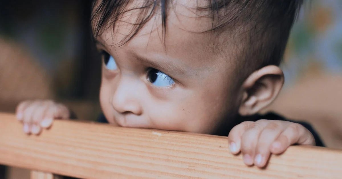 Bebê mordendo mordedor para aliviar dentição