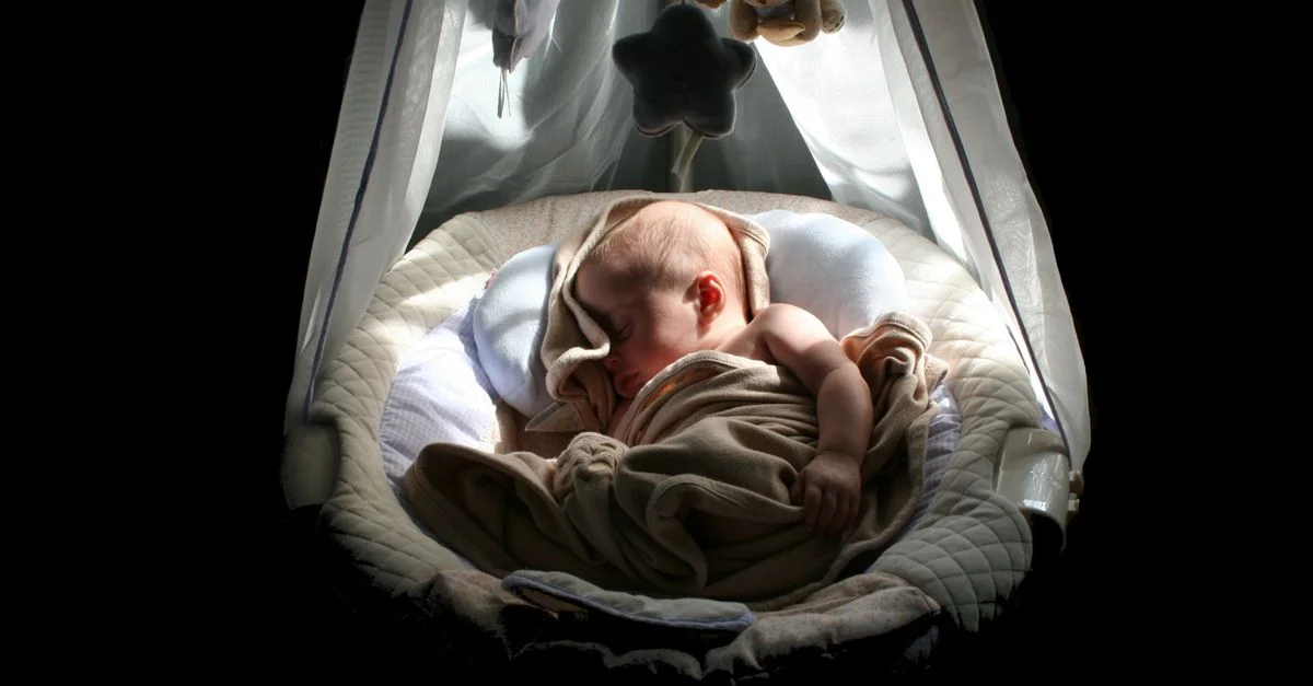 Bebê dormindo no berço à noite