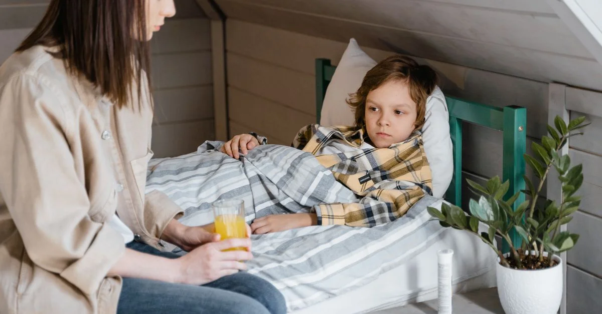 Mãe cuidando de bebê com tosse em casa