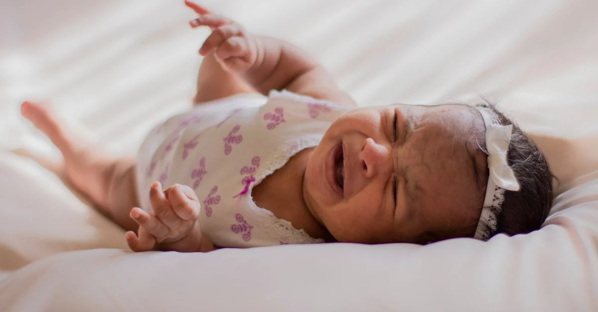 Bebê chorando com cólica