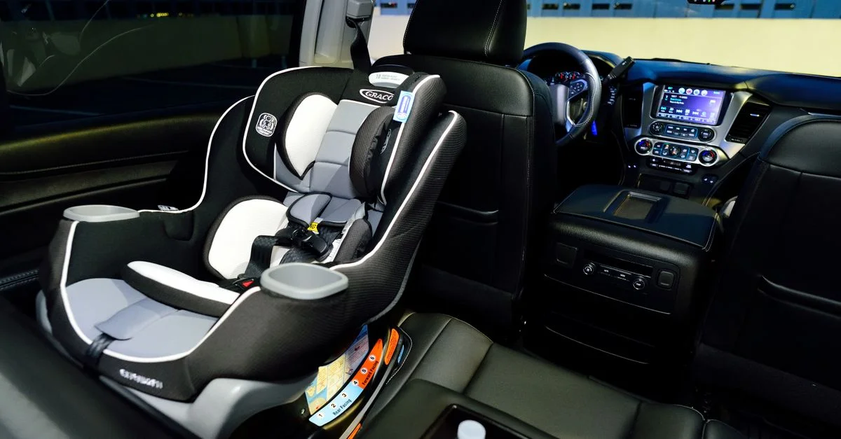 Bebê conforto instalado corretamente no carro