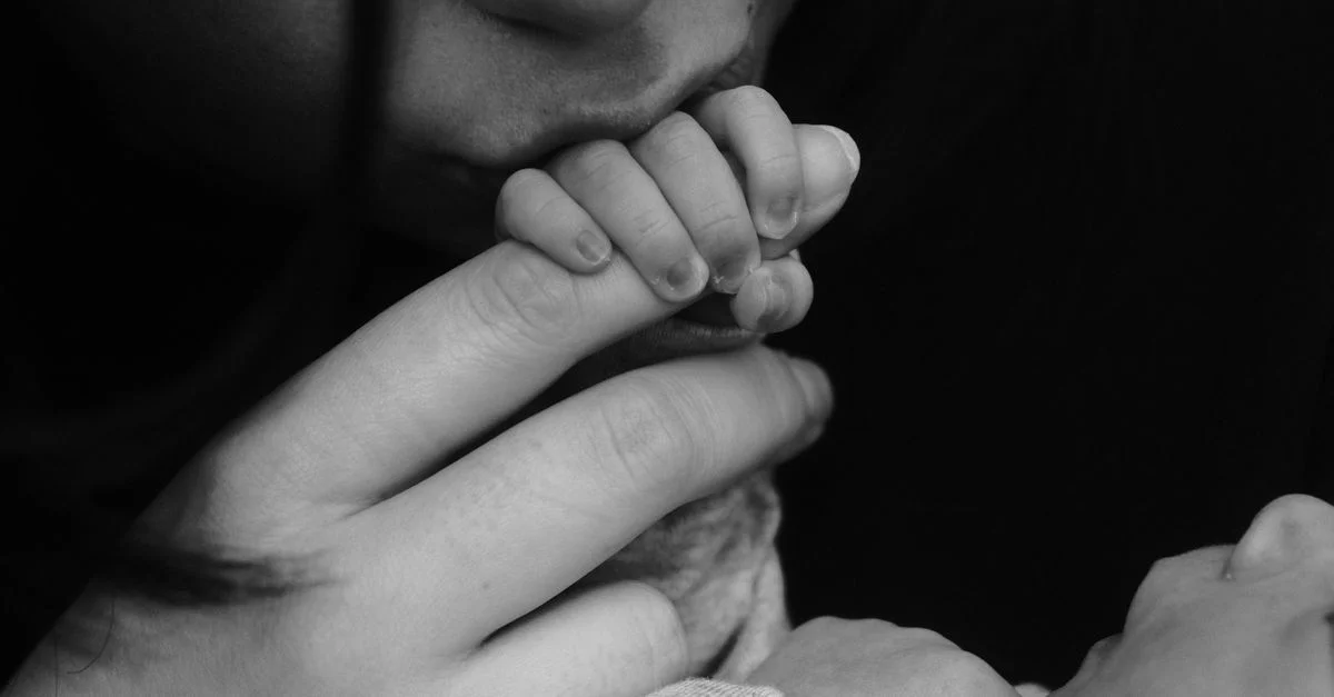 Mãe fazendo higiene nasal no bebê