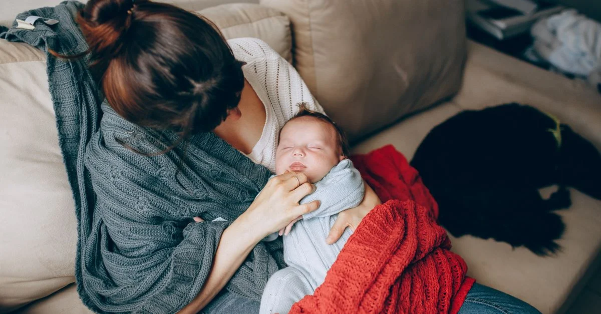 Mãe acalmando bebê com soluço