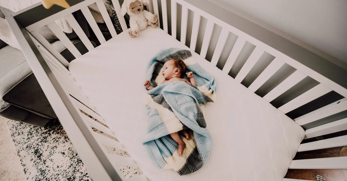 Bebê dormindo no berço em posição segura