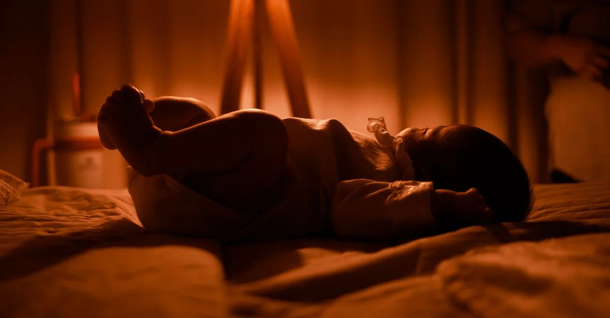 Bebê com calor durante a noite