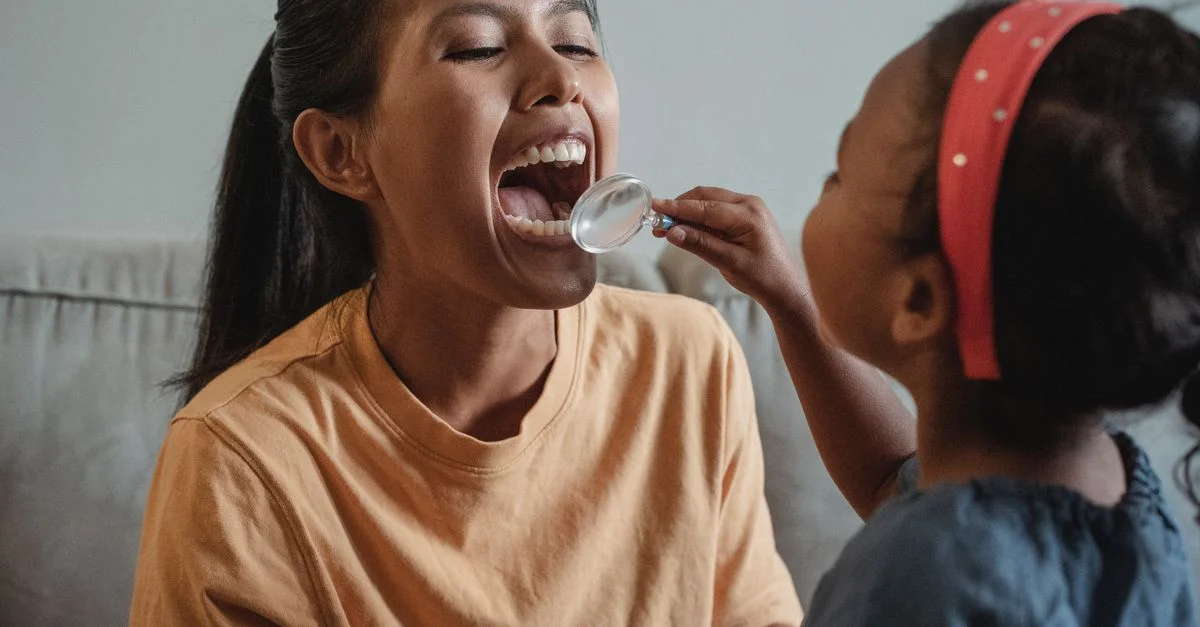 Mãe administrando medicamento oral ao bebê