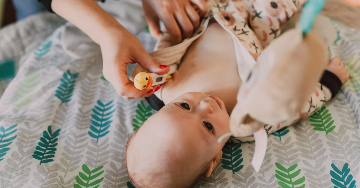 Mãe verificando se bebê está com frio ou calor