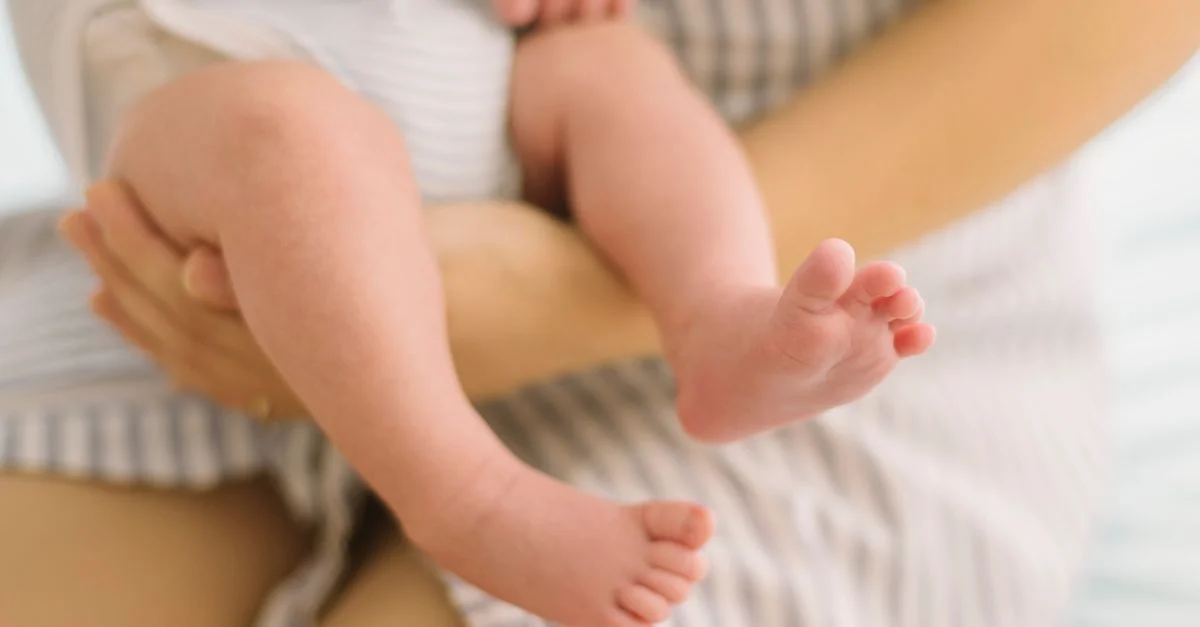Mãe segurando o bebê com carinho depois da mamada