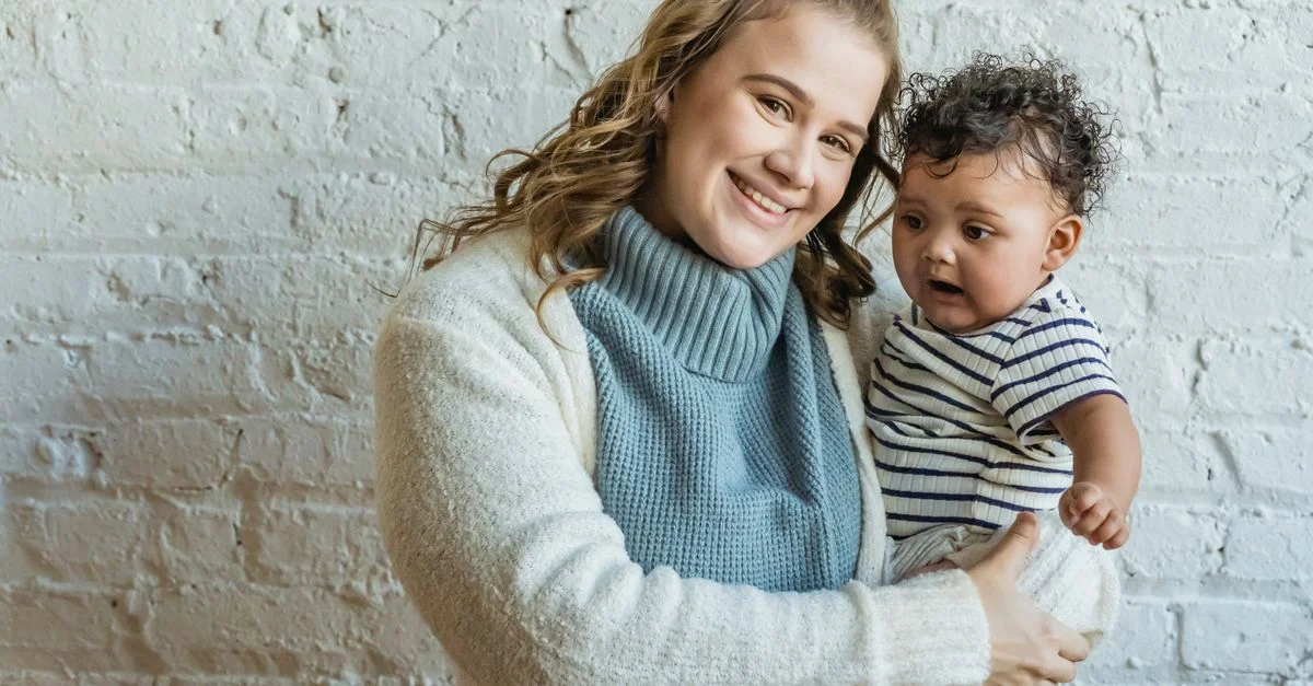 Babá cuidando do bebê com carinho em casa