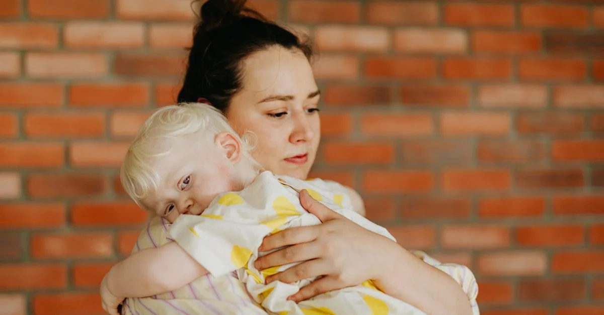 Mãe abraçando o filho pequeno com carinho