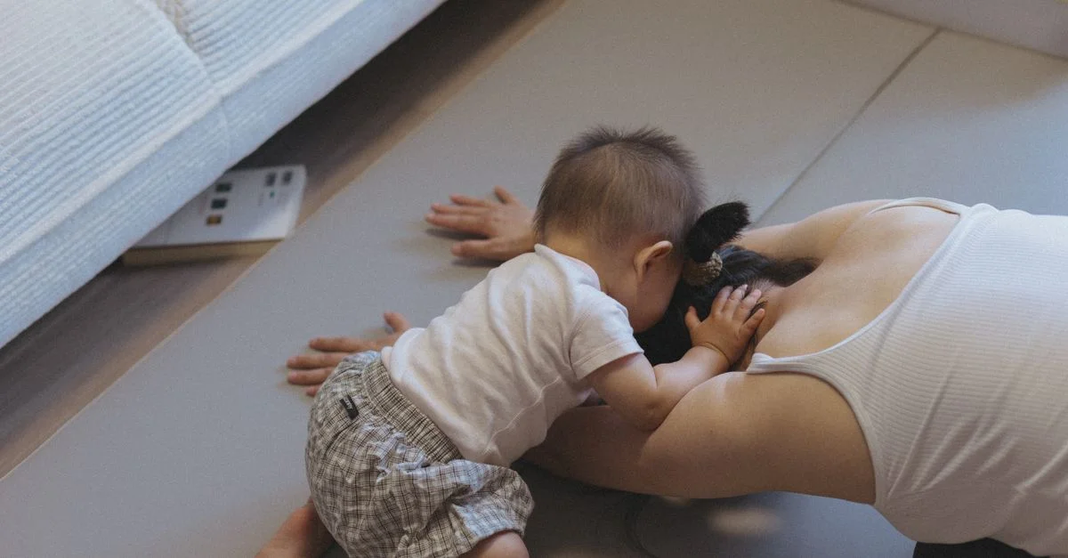 Momento de afeto entre mãe e filho durante a transição do desmame