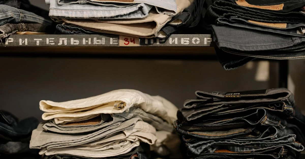Roupas de bebê organizadas por tamanho em ordem crescente