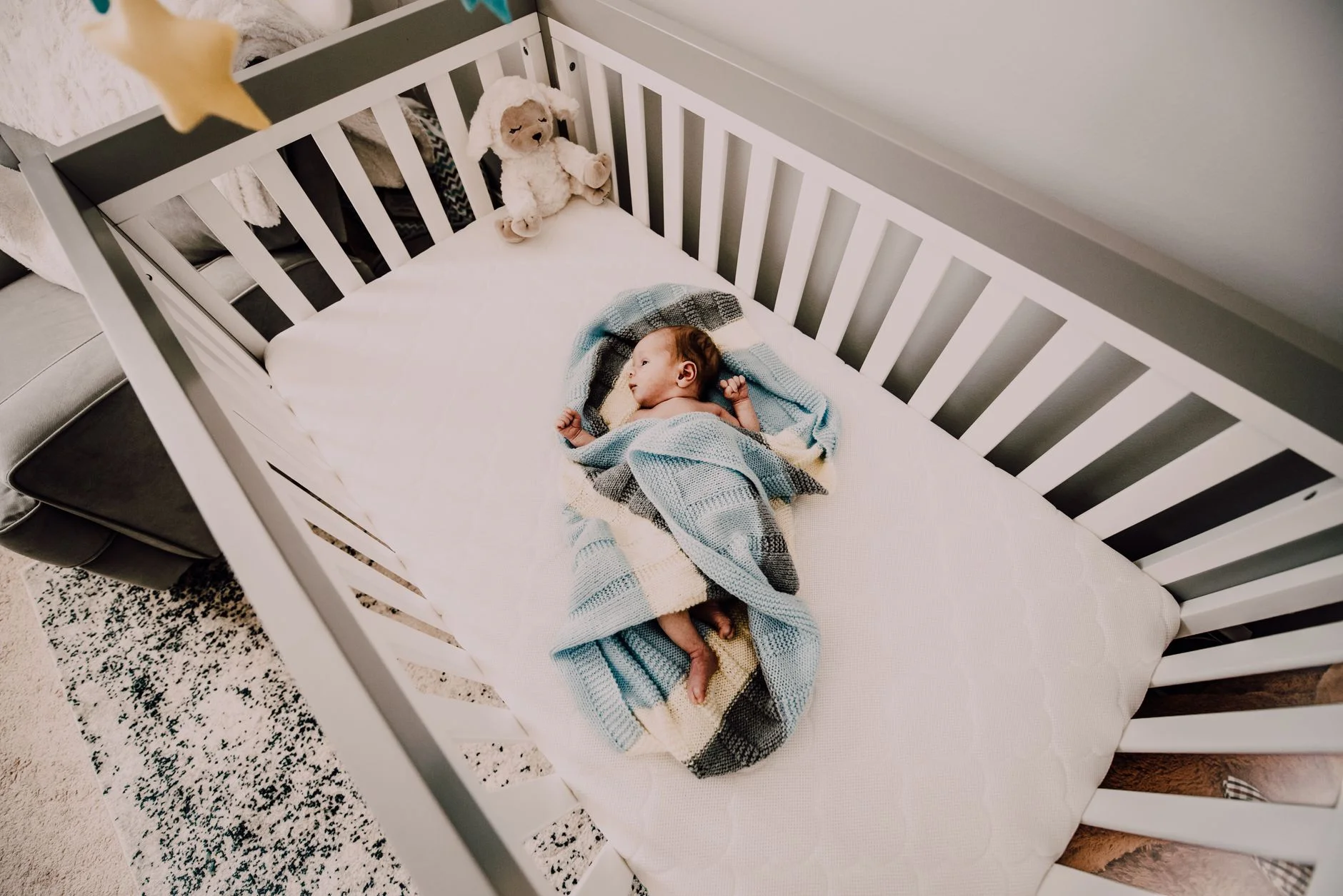 Quarto do bebê organizado com berço e itens do enxoval