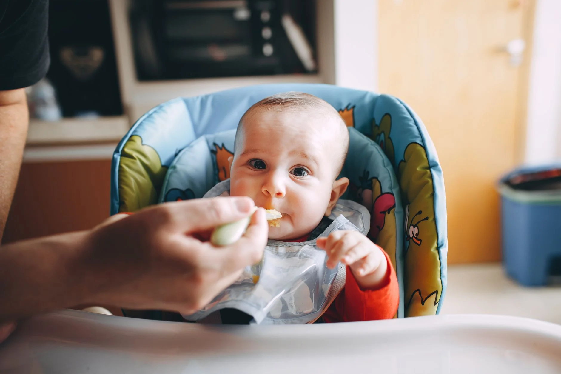 Bebê sendo alimentado com iogurte durante introdução alimentar