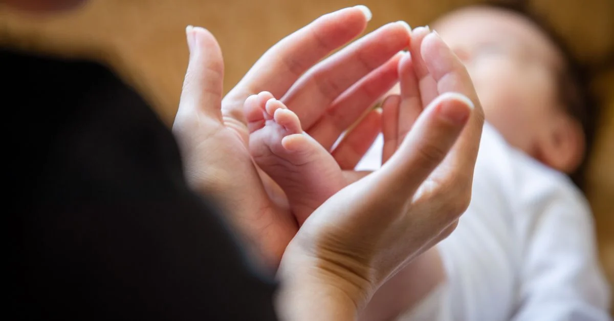 Mãe segurando bebê recém-nascido com amor