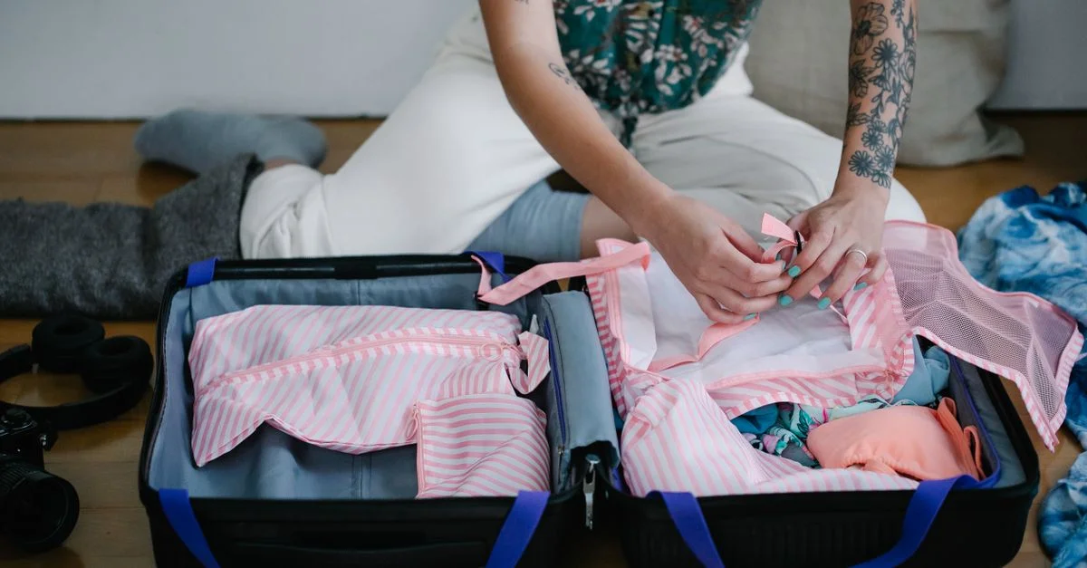 Mãe grávida preparando mala da maternidade