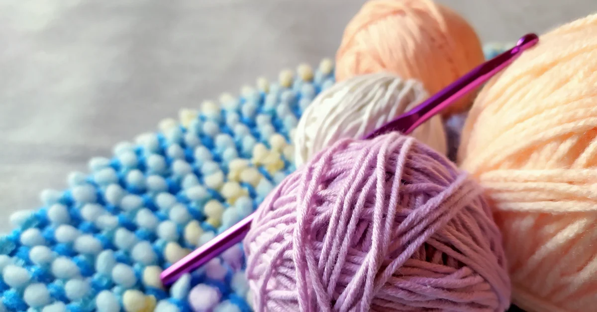 Fios de lã coloridos para tricô e crochê de bebê