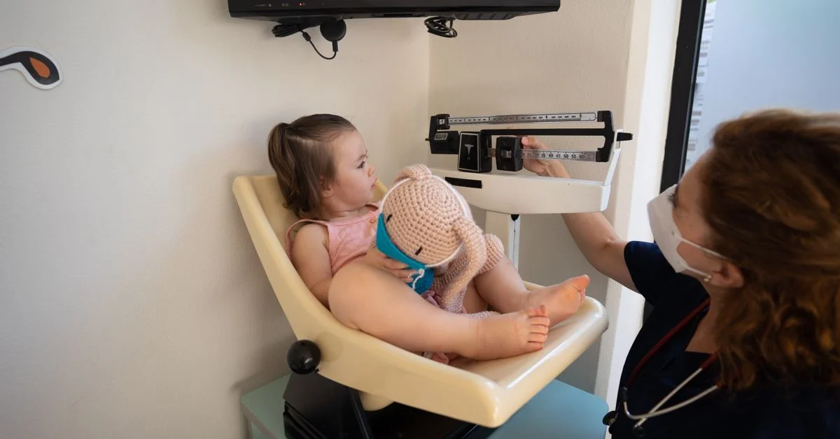 Bebê em consulta com pediatra