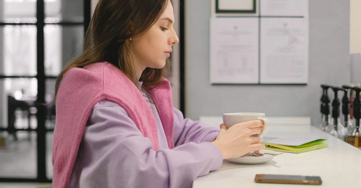 Mãe tomando um café sozinha em um momento de pausa